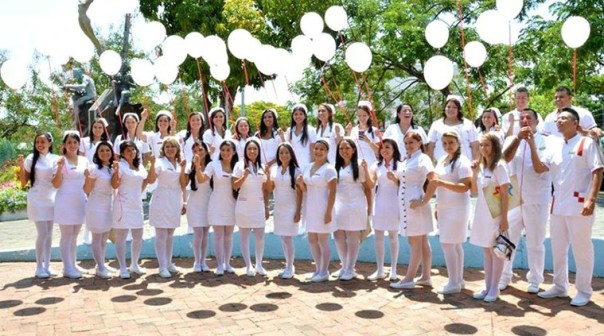 estudiantes de enfermería sosteniendo globos blancos